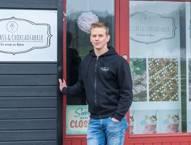 Alexander gör glass på egenproducerad mjölk