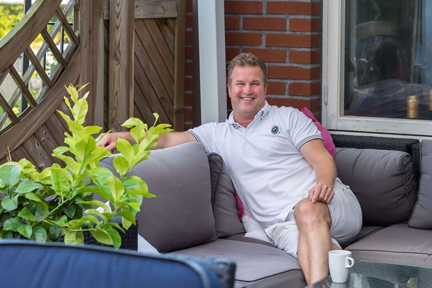 Peter kombinerar caféverksamhet i Kattvik med arbete till sjöss