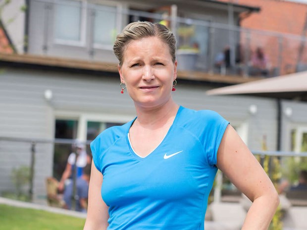 Finskfödda Karoliina har tagit italiensk fysioterapi till Båstad