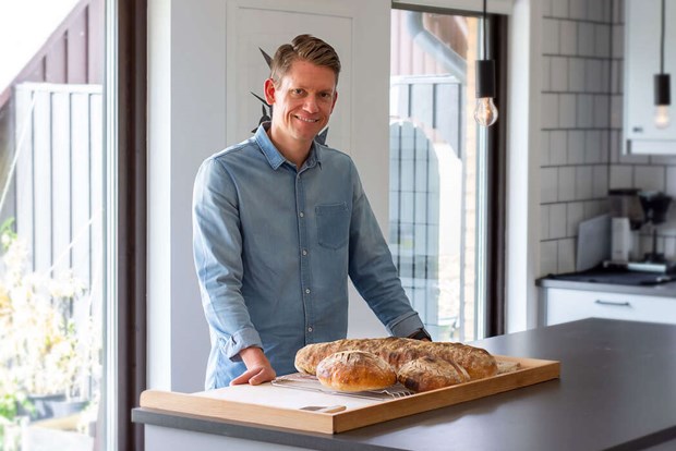 Henrik fastnade för surdegsbakning under sin föräldraledighet