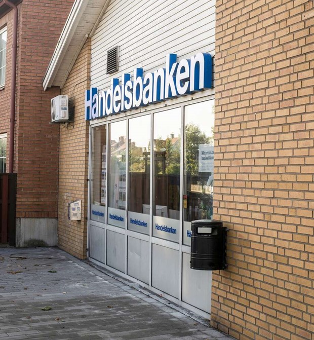 Handelsbanken stänger hälften av sina kontor