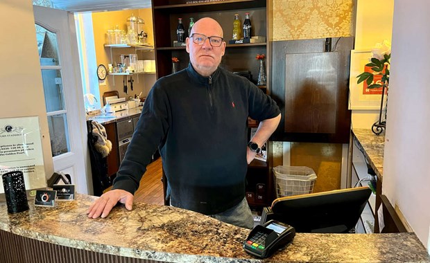 Hotellägare klandrar Båstads kommun för våldgästning
