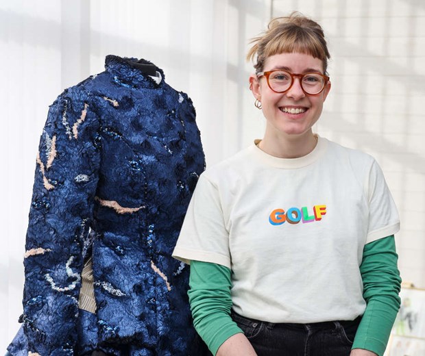 Lokal ung kostymdesigner tar plats i konstgalleriet