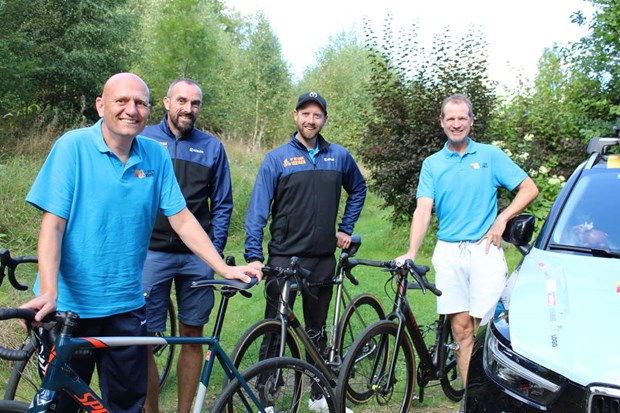 De cyklar 160 mil för sin avlidne vän 