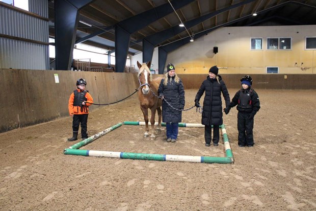 Elever byter klassrummet mot stallet Elever byter klassrummet mot stallet