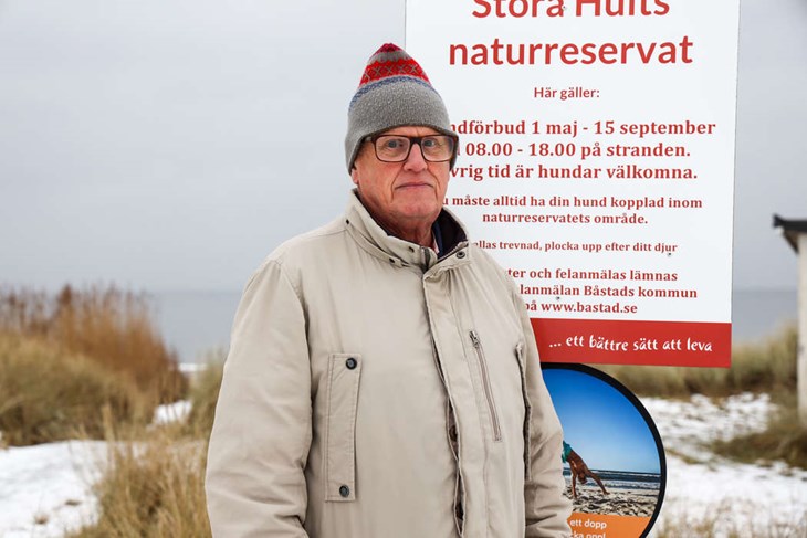 Lars Olefeldt tycker inte kommunen lever upp till föreskrifterna kring renhållning i naturreservatet när det saknas soptunnor vitertid. Foto: Peter Jakobsson