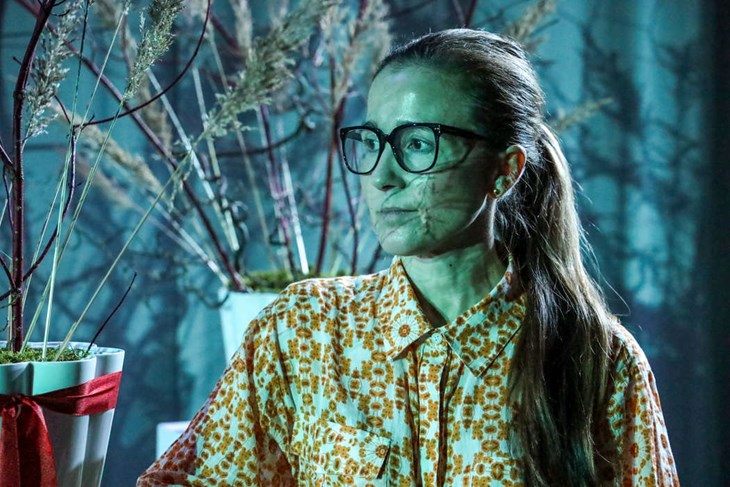 I skenet av färgade lampor som lyser upp scenen på Ravinen var det tydligt hur ljus kan skapa intressanta stämningar. Sofie Bjärnram är lusdesignerna som höll i projektet "Skapa med ljus" på Ravinen. Foto: Peter Jakobsson