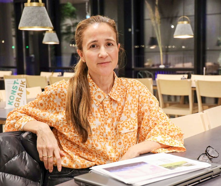 Sofie bjuder gärna på lite tips för mysigare belysning. Foto: Peter Jakobsson