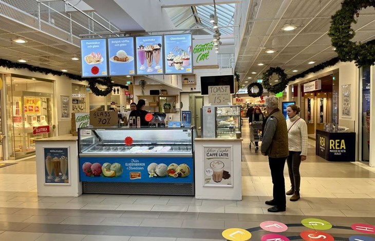 Kafét har legat i hjärtat av Mellby centrum och funnits sedan 2019. Familjen Litzell tog över i mars i fjol men har nu stängt verksamheten. Foto: Johan W Jönsson