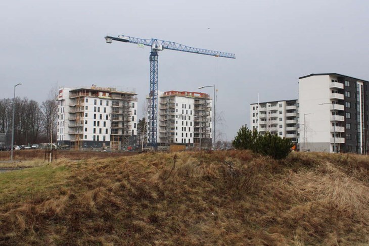 Befolkningen i Båstad har ökat med över tio procent sedan 2015, då den nya stationen invigdes. Men kommunen behöver fler hyresrätter och billigare bostäder enligt bostadsförsörjningsprogram som är ute på samråd. Foto: Carina Nilsson