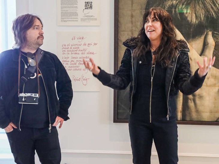 Carl-Johan och Hanna Dahlberg Fogelklou har skapat 10 olika stycken som spelas i stilträdgårdar och på andra platser på Norrviken. Här i utställningen med Patricio Rieg. Foto: Peter Jakobsson
