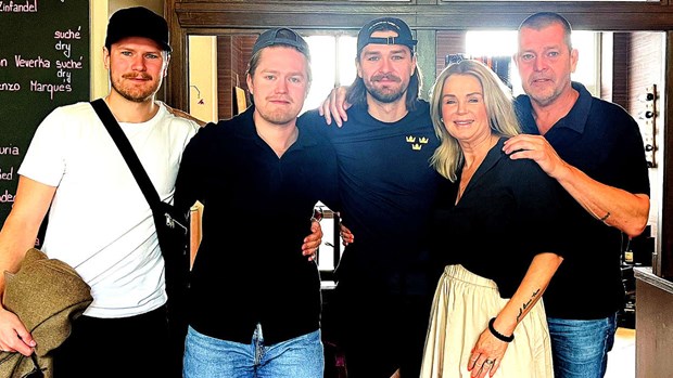 Båstadfamiljen kollar sonen i hockey-VM Båstadfamiljen kollar sonen i hockey-VM