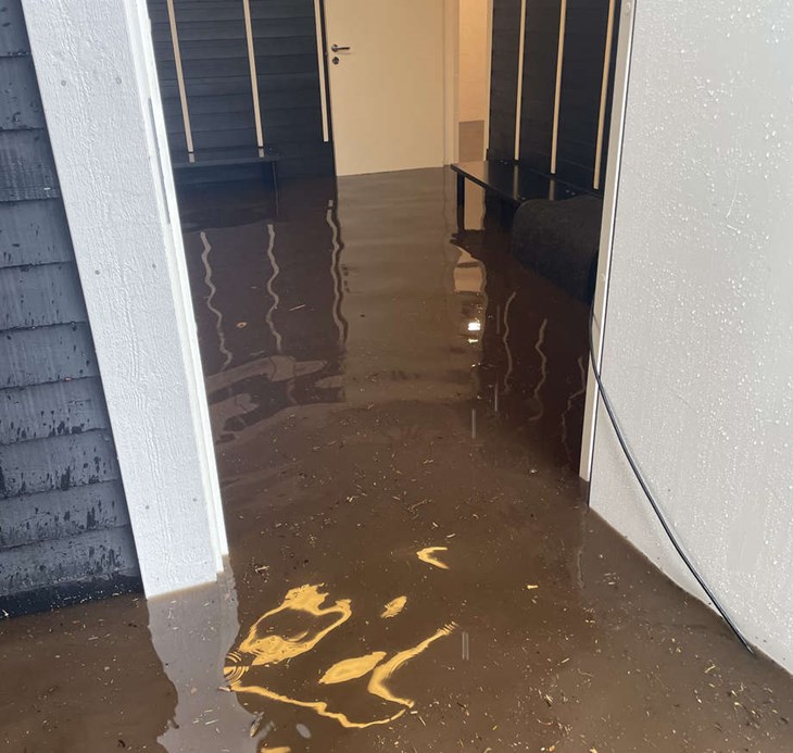 Här står vattnet högt i omklädgningsrummet. Foto: Privat