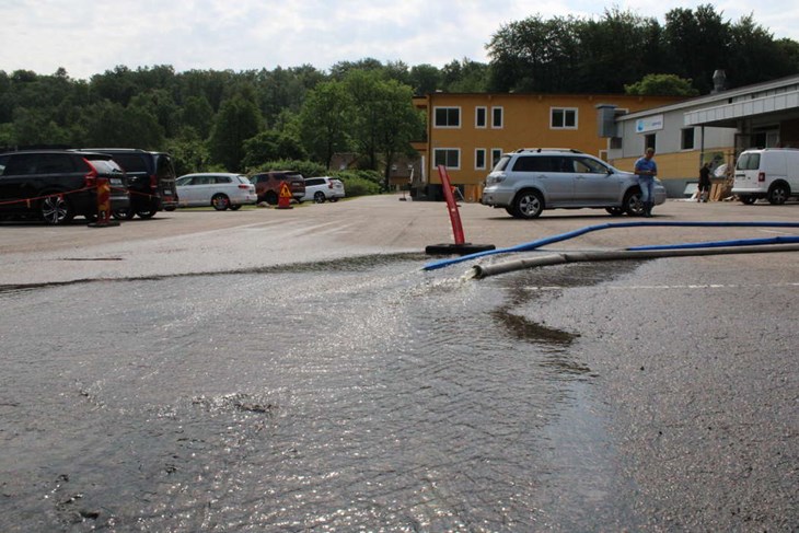 Vatten pumpades ut från källaren under flera timmar. Under fredag eftermiddag lugnade det sig då man fick upp en vall mot bäcken.  Foto: Carina Nilsson