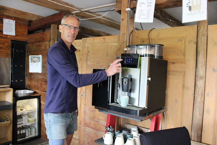 Caféet har glass, kaffe och mackor bland annat, till humana priser. "Jag vill att alla ska ha möjlighet att ta en fika här" säger Sven.