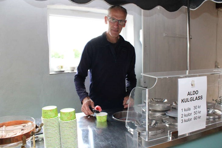 Inget sommarcafé utan glass. Till sommaren kommer det att finnas bakverk med bär från gården. Foto: Carina Nilsson