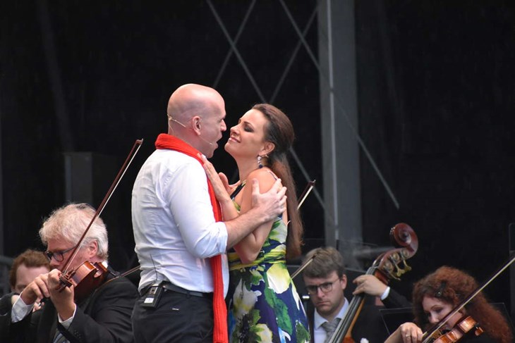 Världsartisterna Michael Fabiano och Joyce El-Khoury åter i blickfånget när Verdis Maskeradbalen spelas på Båstads centercourt. Bilden är från fjolårets bejublade Tosca in Concert vid Birgit Nilsson Museum. Foto: Gunilla Hovenäs
