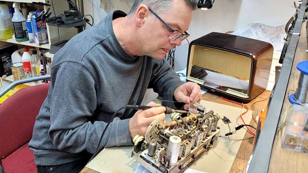 Henrik gör gamla radioapparater till hi-tech Henrik gör gamla radioapparater till hi-tech