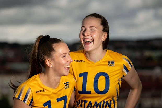 Volleybollfest i Catena Arena med systrarna Haak och svenska landslaget