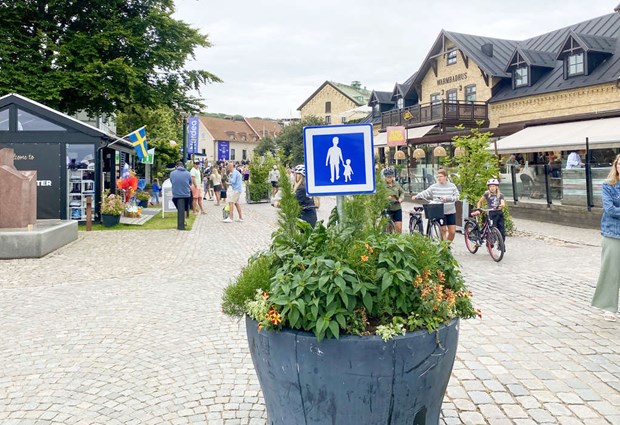 Gågata i Båstads hamnområde även i sommar