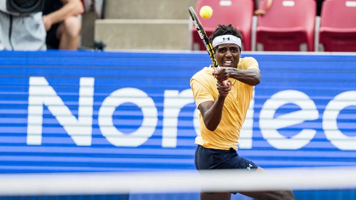 I stekande sol vann Elias Ymer med 2-1 över en amerikan. Foto: Niclas Jönsson/Bildbyrån