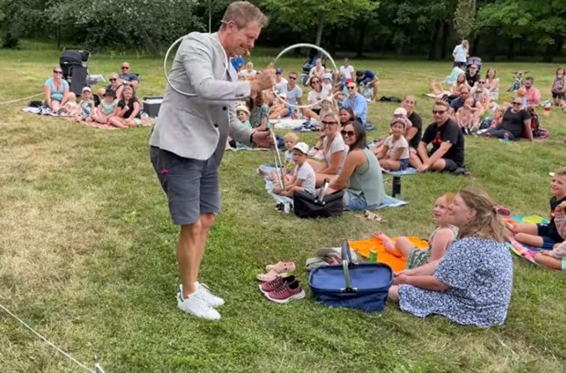 Tobbe trollar och ger magi i B�stad