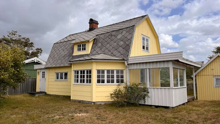 Baksidan av huset på Strandridarevägen. Foto: Per Brolléus