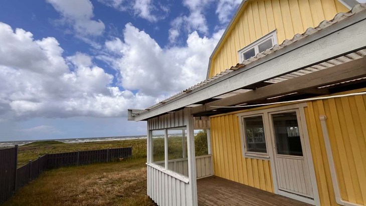 Stranden börjar där tomten tar slut. Foto: Per Brolléus