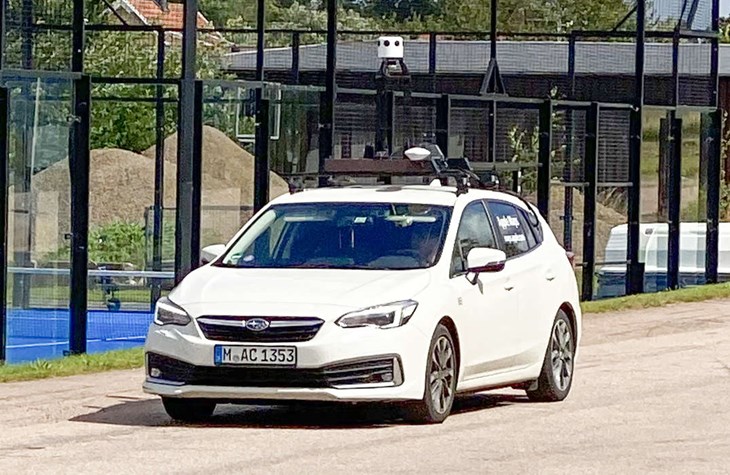 Bilen är utrustad med kameror som ser allt runt bilen. Foto: Peter Jakobsson