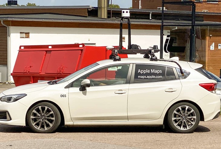 Apple lovar att blurra ansikten som kommer med på bild. Men ser man bilen komma så kam man ju vinka om man vill. Foto: Peter Jakobsson