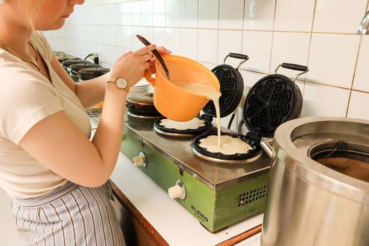 Indra Sjöstrand är femtegerationen som häller smet i våffelgärn på Solbacken. Foto: Peter Jakobsson