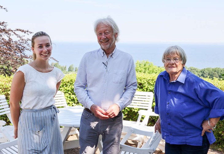 Moa Sjöstrand, Tomas Peterson och Lena Sjöstrand vid en av terrasserna på Solbackens Wåffelbruk som varit i familjen i fem generationer och snart i 120 år. Foto: Peter Jakobsson