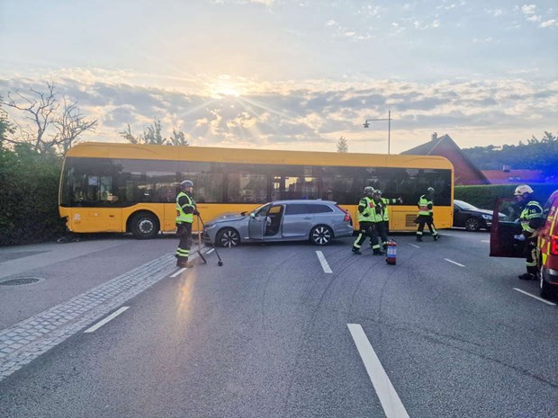 Buss och bil krockade på Köpmansgatan Buss och bil krockade på Köpmansgatan