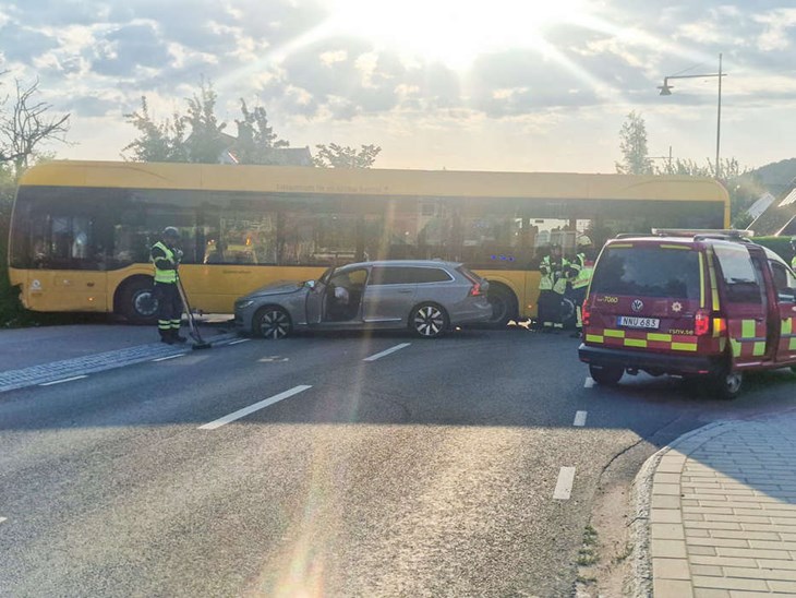 En buss och en bil kolliderade på Köpmansgatan på morgonen den 15 augusti. Foto: Privat