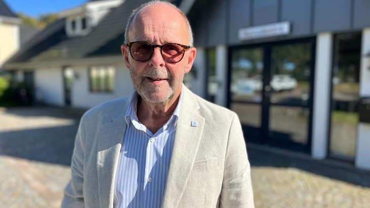 Ordförande Ulf Jiewertz ska nu följa med Lina Larsson ut på en arbetsdag inom hemtjänsten. Foto: Per Brolléus