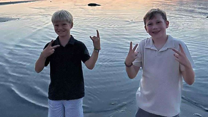 Alexander och Douglas som hittade och slet med ett kassaskåp. Foto: Privat