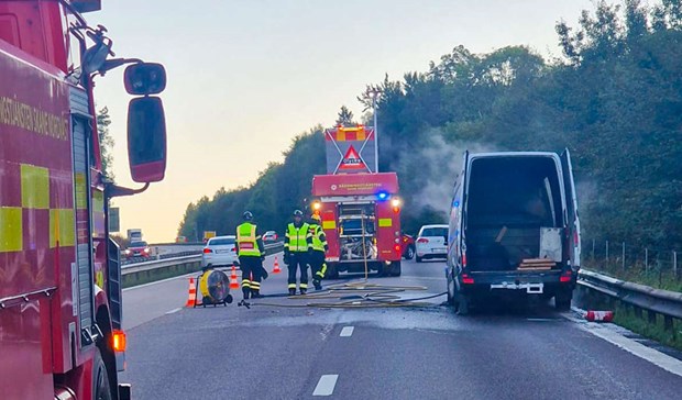 Skåpbil i lågor på E6