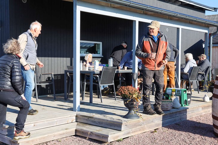 Välbehövlig fikapaus för de frivilliga druvplockarna. Foto: Peter Jakobsson