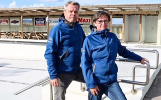 B�stadparet s�ger tack och hej � fokuserar p� campingen