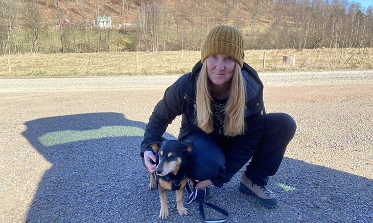 Sam njuter av promenader och att mysa lite med Malin efter promenaden. Foto: Carina Nilsson