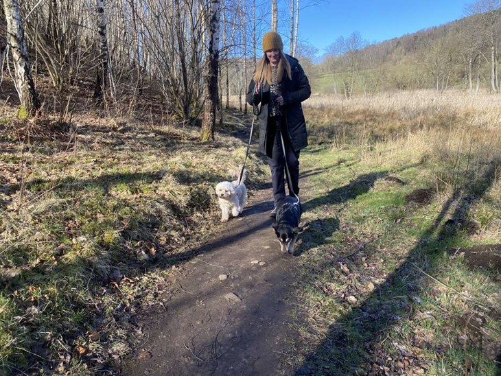 Malin Björck erbjuder även rastning av hundar och har också "världens minsta hundpensionat" hemma i Munka Ljungby. 17 000 steg om dagen brukar det bli en vanlig dag. Foto: Carina Nilsson