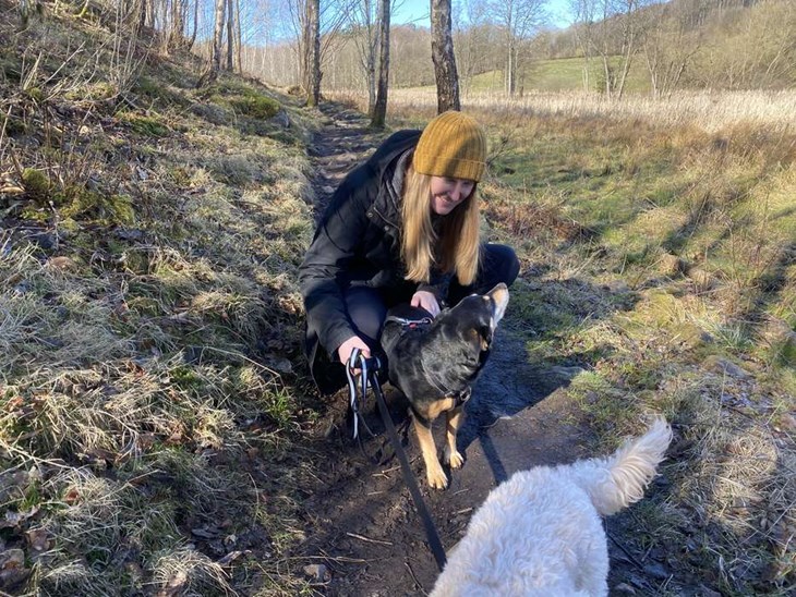 Malin Björck har ett rullande hunddagis som tar henne och hundarna Sam och Daisy ut på fina naturupplevelser på Bjäre. Foto: Carina Nilsson