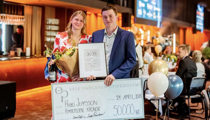 Hugo Jeppsson och hans sambo Wilma Kristenssen på näringslivsgalan där han blev utsedd till årets entrepenör. Han delar priset med sin sambo som får dra ett tungt lass hema under sommarhalvåret då Hugo jobbar mycket. Foto: ByMija