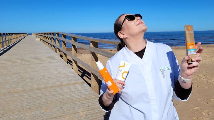 Njut av solen, men gör det med förstånd. Farmaceuten Aleksandra Dziewulska betonar att rätt solskydd och stegvis exponering är nyckeln till en säker solbränna utan farliga efterverkningar. Foto: Rickard Gustafsson