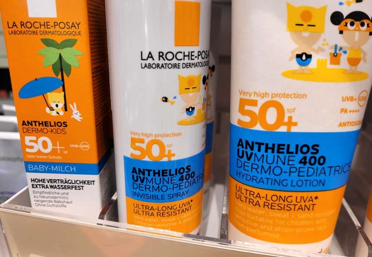 Titta efter UVA- och UVB-symbolerna. För att få ett fullgott skydd mot både brännskador och förtida åldrande bör din solkräm ha minst SPF 30 och skydda mot båda typerna av strålning. Foto: Rickard Gustafsson