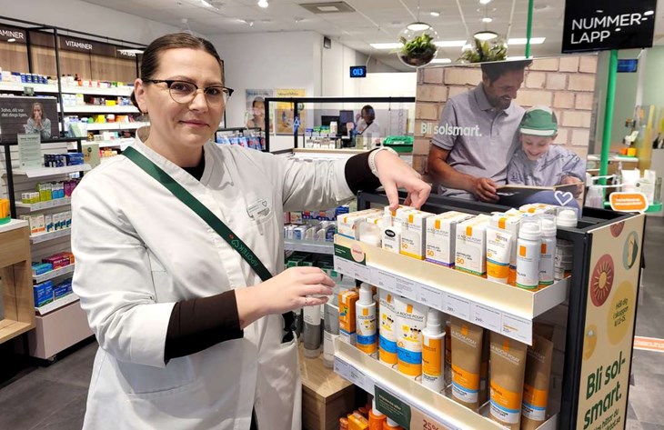 I butiken ser Aleksandra tydliga skillnader i hur vi skyddar oss. ”Det är ofta kvinnorna som köper solskydd till hela familjen, medan männen ofta väntar tills skadan redan är skedd.” Foto: Rickard Gustafsson