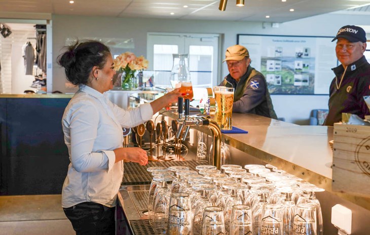 Golfare tar gärna något läskande efter en god runda på banan. Foto: Peter Jakobsson