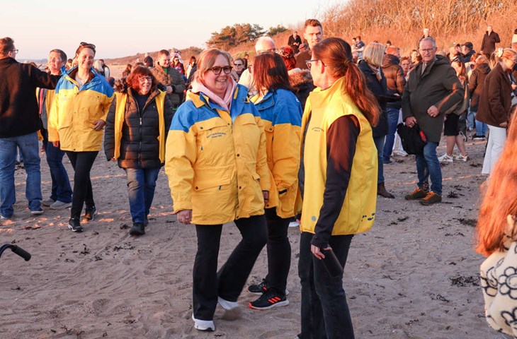 Många hade samlats vid brasorna på valborg. När mörkret faller brukar det bli mer fest i parker och på byn. Foto: Peter Jakobsson