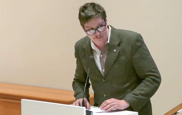 Anton Karlsson från Ceterpartiet redogjorde för motionen på kommunfullmäktige. Bild från onlinesändningen.