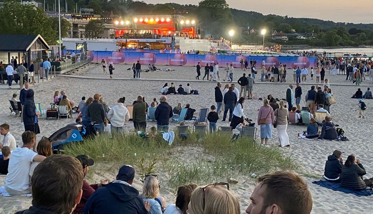 På stranden runt festivalområdet samlas många för att höra på artisterna utan att vara inne på området. Foto: Peter Jakobsson